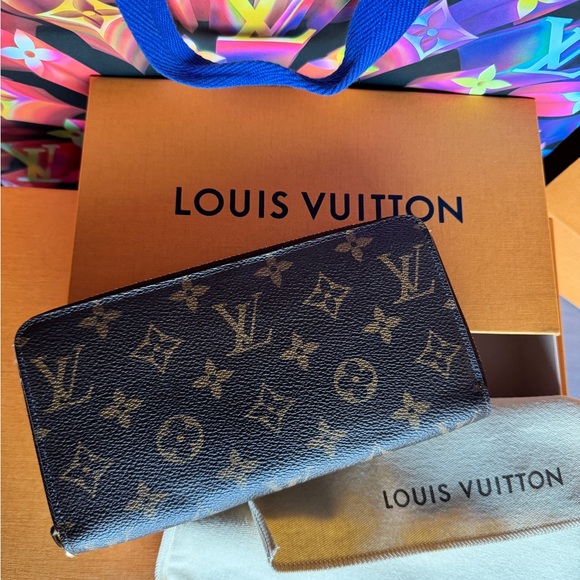 Louis Vuitton's Zippy Organizer Wallet - Picture 11 of 12